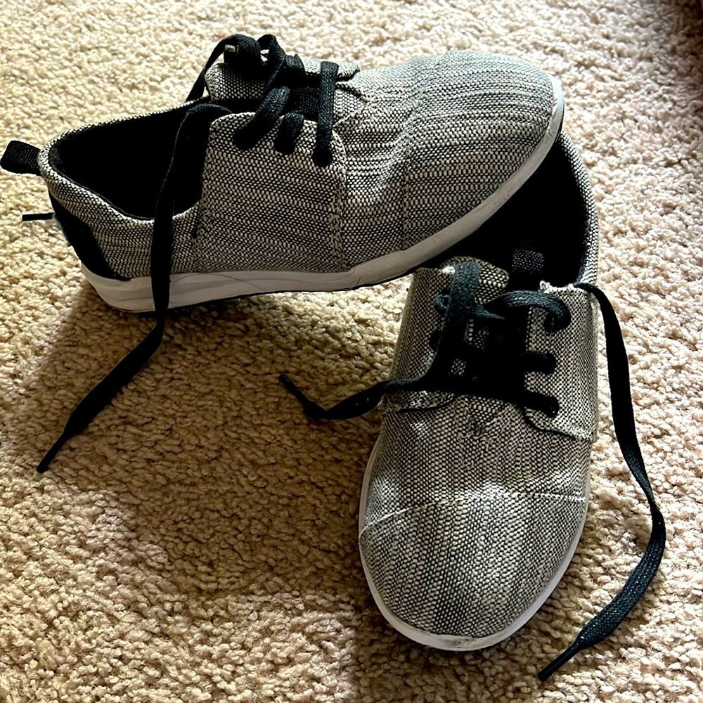 Toms boys shoes gray& black size 3y